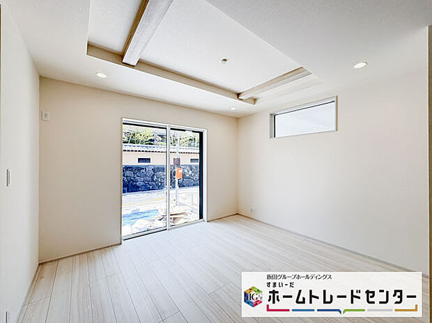 【リビング】◆南向きの大きな窓から明るい陽射しがたっぷり入ります。一日を通して陽射しをしっかり取り込んでくれる2面採光なので、夜まで照明いらずで過ごせます♪