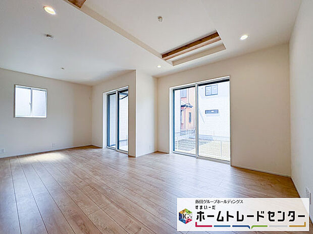 【リビング】◆リビングを温かく居心地の良い空間にしてくれる木目調の柔らかな風合い。休日はご家族みんなの癒しや憩いの場となってくれます♪