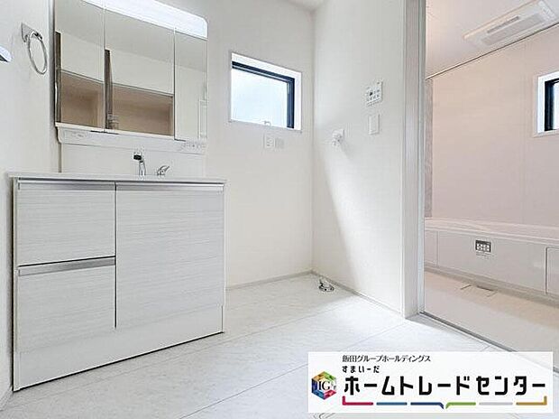 【洗面台・洗面所】◆洗面スペースはお掃除やメンテナンスが楽にできる様に設計されております。ドラム式の洗濯機を配置しても十分なスペースを確保した設計となっております。