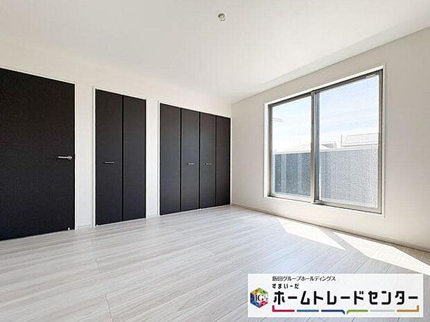 【リビング以外の居室】◆居室のサッシにはペアガラスを採用、高い断熱性による省エネと結露対策に有効です。室内を快適な空間に代えてくれます。現地の通風や採光も実際にご確認下さいませ。