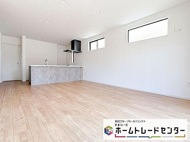 【リビング】◆南向きの大きな窓から明るい陽射しがたっぷり入ります。一日を通して陽射しをしっかり取り込んでくれる2面採光なので、夜まで照明いらずで過ごせます♪