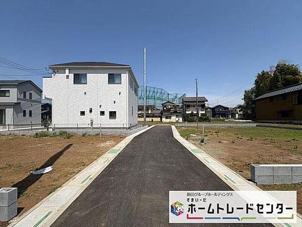 【前面道路含む現地写真】◆平日・お仕事帰りなど、いつでもご案内させていただきます！デザイン・目に見える設備面も大切ですが、耐震構造で地震に強い家の為、次代へ繋ぐ強固な住宅です。
