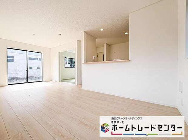 【リビング】◆リビングを温かく居心地の良い空間にしてくれる木目調の柔らかな風合い。休日はご家族みんなの癒しや憩いの場となってくれます♪