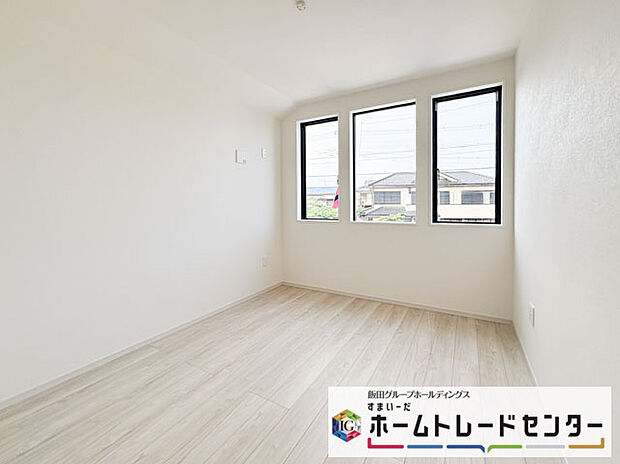 【リビング以外の居室】◆居室のサッシにはペアガラスを採用、高い断熱性による省エネと結露対策に有効です。室内を快適な空間に代えてくれます。現地の通風や採光も実際にご確認下さいませ