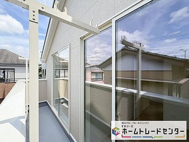 【バルコニー】◆南向きのバルコニーの前には雲以外に太陽を遮るものがありません。お洗濯物も乾きやすく、何より明るく気持ちのいい光が入ってきます。