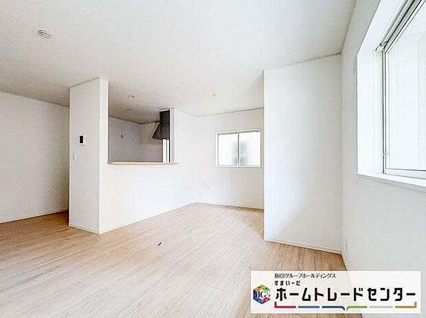 【リビング】◆リビングを温かく居心地の良い空間にしてくれる木目調の柔らかな風合い。休日はご家族みんなの癒しや憩いの場となってくれます♪