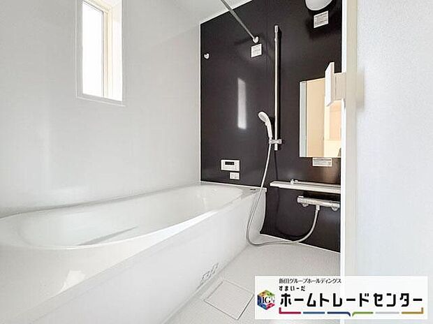 【浴室】◆毎日の疲れをいやす浴室は1坪タイプです。足を伸ばしてゆっくりとくつろげます。浴室暖房乾燥機も標準装備です♪