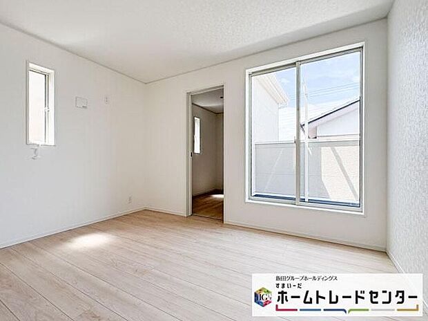 【リビング以外の居室】◆居室のサッシにはペアガラスを採用、高い断熱性による省エネと結露対策に有効です。室内を快適な空間に代えてくれます。現地の通風や採光も実際にご確認下さいませ
