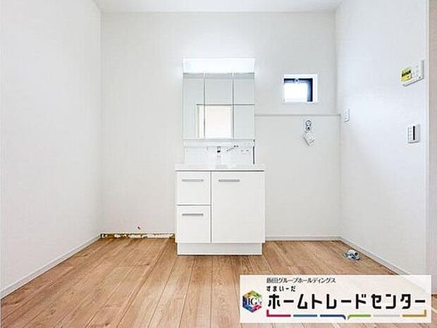 【洗面台・洗面所】◆洗面スペースはお掃除やメンテナンスが楽にできる様に設計されております。ドラム式の洗濯機を配置しても十分なスペースを確保した設計となっております。