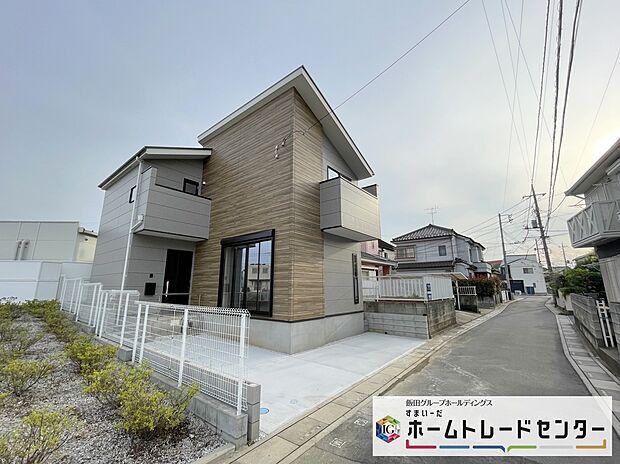 【前面道路含む現地写真】◆平日・お仕事帰りなど、いつでもご案内させていただきます！デザイン・目に見える設備面も大切ですが、耐震構造で地震に強い家の為、次代へ繋ぐ強固な住宅です。