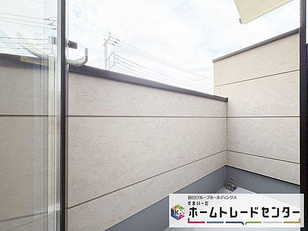 【バルコニー】◆南向きのバルコニーの前には雲以外に太陽を遮るものがありません。お洗濯物も乾きやすく、何より明るく気持ちのいい光が入ってきます。