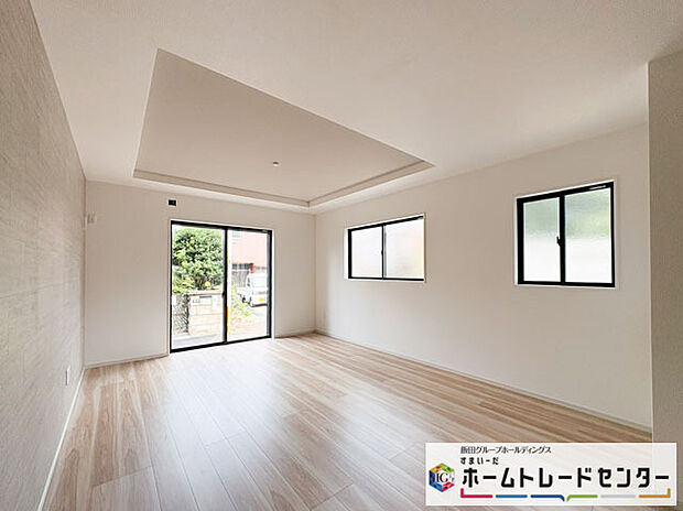 【リビング】◆大きな窓は遮音性に優れたペアガラスの窓となっています。リビングでたくさんはしゃいで遊んでも、お子様の声を気にしなくて大丈夫です♪