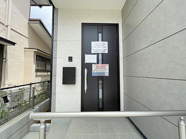 【玄関】◆TVモニター付きインターホンはカラーモニターで来訪者もひとめで分かります♪留守の間の来訪者が確認できる嬉しい録画機能付き！お子様が一人で留守番の間も安心です。