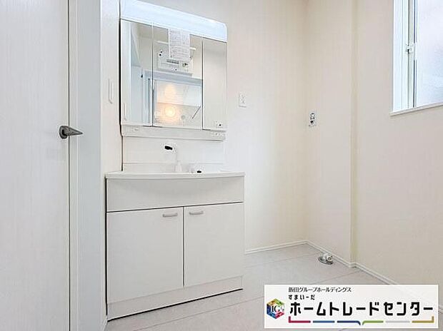 【洗面台・洗面所】◆洗面スペースはお掃除やメンテナンスが楽にできる様に設計されております。ドラム式の洗濯機を配置しても十分なスペースを確保した設計となっております。