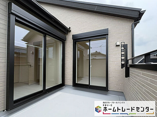 【バルコニー】◆南向きのバルコニーの前には雲以外に太陽を遮るものがありません。お洗濯物も乾きやすく、何より明るく気持ちのいい光が入ってきます。