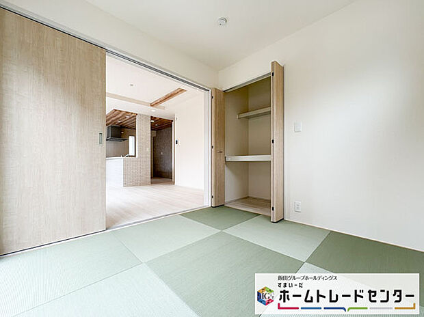 【リビング以外の居室】◆リビングと隣接したお部屋では、ゴロゴロする、お子様を寝かせる、客間として利用するなど、ライフスタイルに合わせて変化をもたらすことができます。