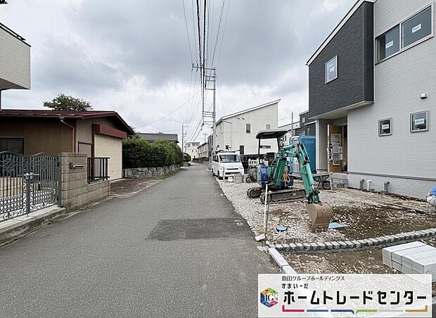 【前面道路含む現地写真】◆平日・お仕事帰りなど、いつでもご案内させていただきます！デザイン・目に見える設備面も大切ですが、耐震構造で地震に強い家の為、次代へ繋ぐ強固な住宅です。