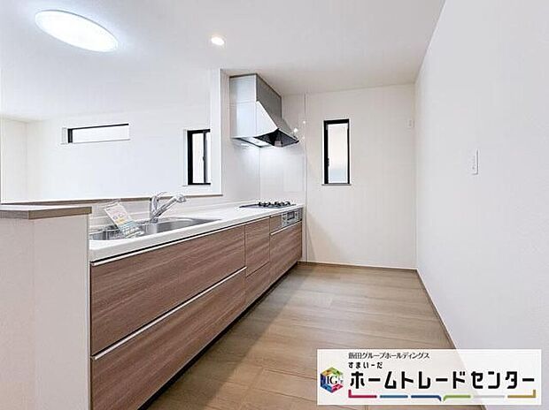 【キッチン】◆人気の対面式キッチン。お食事の準備をしながらでもご家族とのコミュニケーションを楽しめます♪ぜひご見学の際にはキッチンに立ち、生活をイメージしてください。