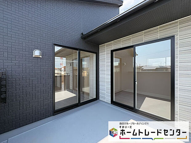 【バルコニー】◆南向きのバルコニーの前には雲以外に太陽を遮るものがありません。お洗濯物も乾きやすく、何より明るく気持ちのいい光が入ってきます。