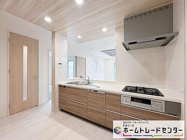 【キッチン】◆人気の対面式キッチン。お食事の準備をしながらでもご家族とのコミュニケーションを楽しめます♪ぜひご見学の際にはキッチンに立ち、生活をイメージしてください。