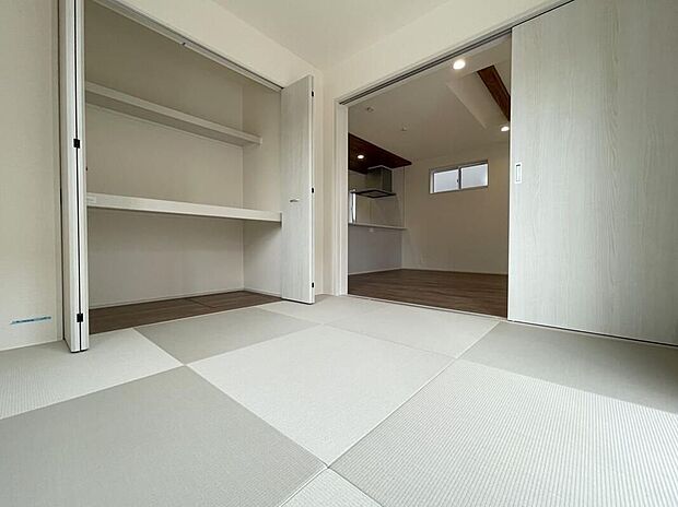 【リビング以外の居室】◆リビングと隣接したお部屋では、ゴロゴロする、お子様を寝かせる、客間として利用するなど、ライフスタイルに合わせて変化をもたらすことができます。
