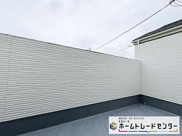【バルコニー】◆南向きのバルコニーの前には雲以外に太陽を遮るものがありません。お洗濯物も乾きやすく、何より明るく気持ちのいい光が入ってきます。