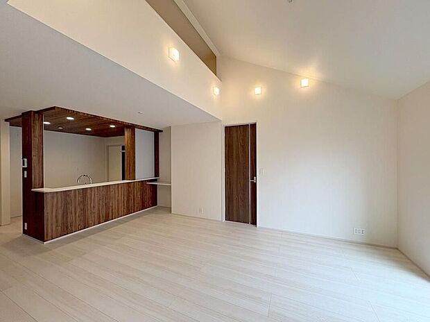 【リビング】◆リビングを温かく居心地の良い空間にしてくれる木目調の柔らかな風合い。休日はご家族みんなの癒しや憩いの場となってくれます♪