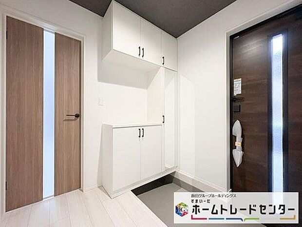 【玄関】◆お家で出会う人々を迎える玄関だからこそ、広々清潔感あふれる空間にしたいものです。採光・通風にも配慮された設計で毎日明るい空間をキープします♪