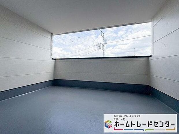 【バルコニー】◆南向きのバルコニーの前には雲以外に太陽を遮るものがありません。お洗濯物も乾きやすく、何より明るく気持ちのいい光が入ってきます。