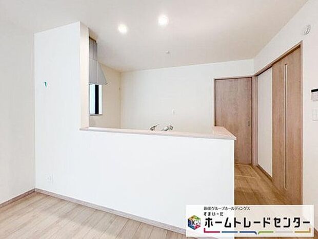 【キッチン】◆広く取られた対面キッチンは、リビングで寛ぐご家族と会話をしながらお料理が出来ます。