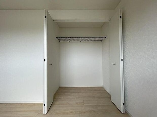 【リビング以外の居室】◆2階の各居室にはそれぞれ収納を完備!しっかりとした容量のスペースを確保しているので、お部屋は美しい空間を保てますね♪