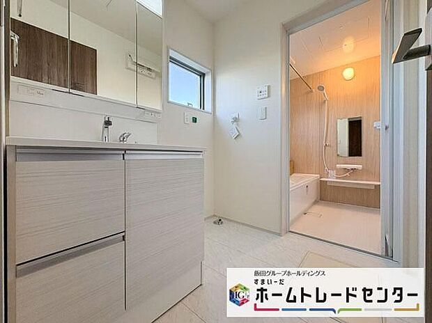 【洗面台・洗面所】◆洗面スペースはお掃除やメンテナンスが楽にできる様に設計されております。ドラム式の洗濯機を配置しても十分なスペースを確保した設計となっております。