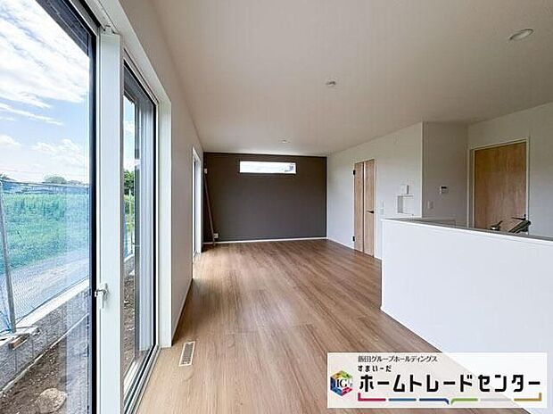 【リビング】◆リビングを温かく居心地の良い空間にしてくれる木目調の柔らかな風合い。休日はご家族みんなの癒しや憩いの場となってくれます♪
