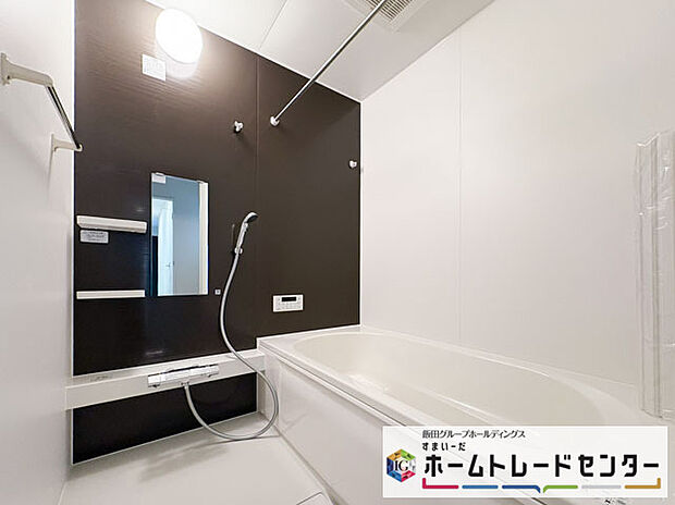 【浴室写真】◆毎日の疲れをいやす浴室は1坪タイプです。足を伸ばしてゆっくりとくつろげます。浴室暖房乾燥機も標準装備です♪