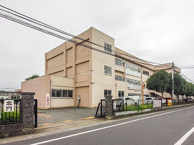 上尾市立上平小学校(約850m)