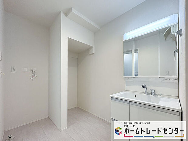 【洗面台・洗面所】◆洗面スペースはお掃除やメンテナンスが楽にできる様に設計されております。ドラム式の洗濯機を配置しても十分なスペースを確保した設計となっております。