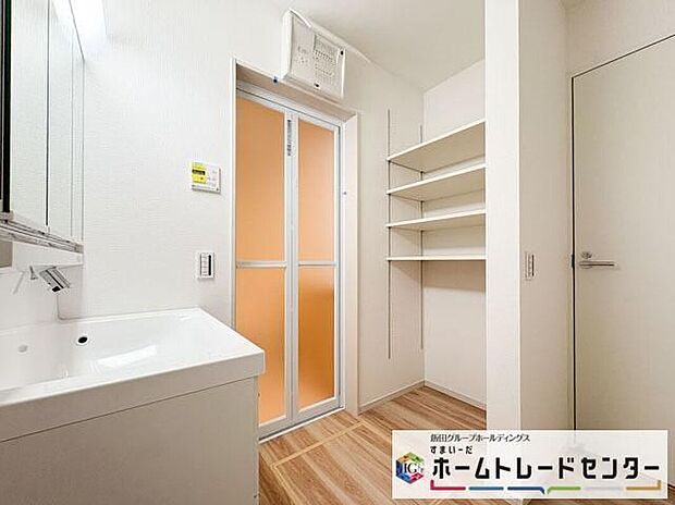 【洗面台・洗面所】◆洗面スペースはお掃除やメンテナンスが楽にできる様に設計されております。ドラム式の洗濯機を配置しても十分なスペースを確保した設計となっております。
