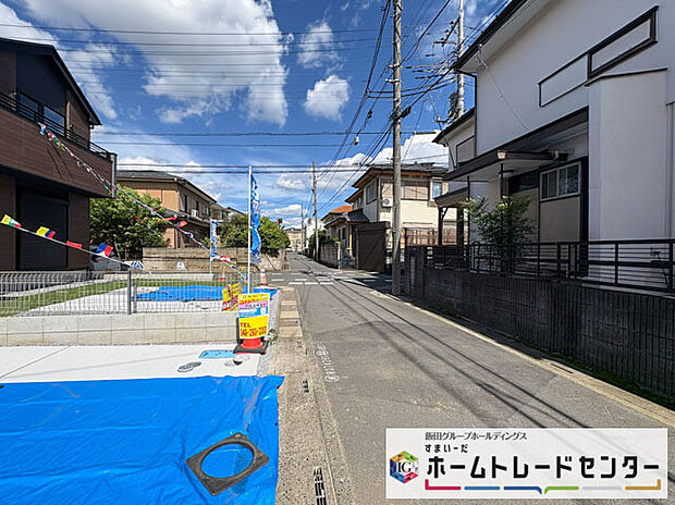 【前面道路含む現地写真】◆平日・お仕事帰りなど、いつでもご案内させていただきます！デザイン・目に見える設備面も大切ですが、耐震構造で地震に強い家の為、次代へ繋ぐ強固な住宅です。