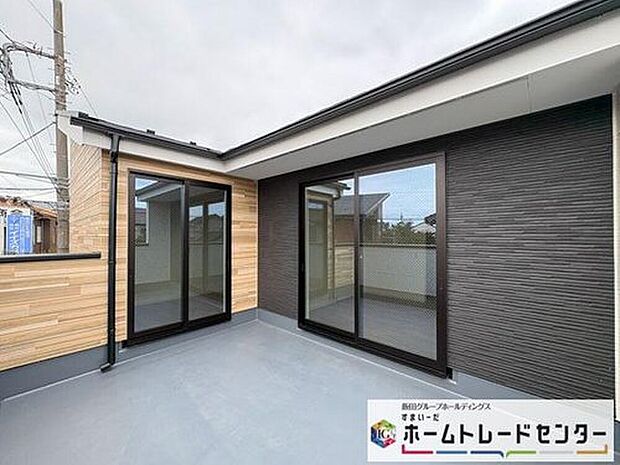 【バルコニー】◆南向きのバルコニーの前には雲以外に太陽を遮るものがありません。お洗濯物も乾きやすく、何より明るく気持ちのいい光が入ってきます。