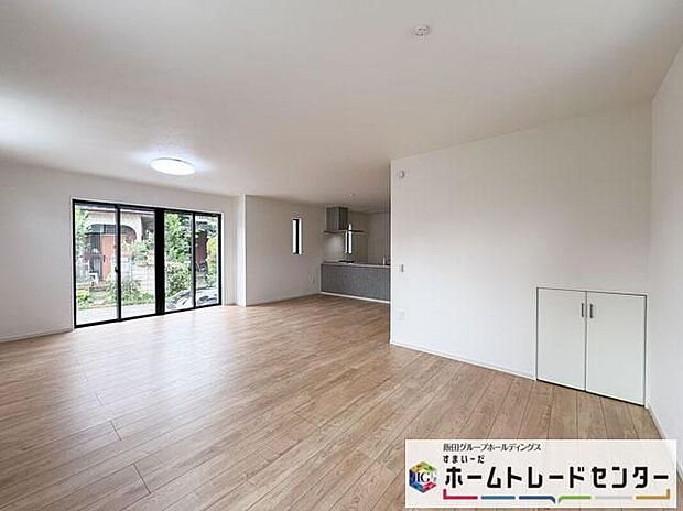 【リビング以外の居室】◆リビングと隣接したお部屋では、ゴロゴロする、お子様を寝かせる、客間として利用するなど、ライフスタイルに合わせて変化をもたらすことができます。