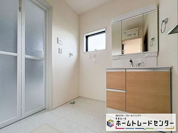 【洗面台・洗面所】◆洗面スペースはお掃除やメンテナンスが楽にできる様に設計されております。ドラム式の洗濯機を配置しても十分なスペースを確保した設計となっております。