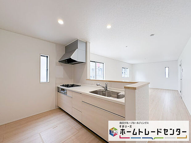 【システムキッチン】◆人気の対面式キッチン。お食事の準備をしながらでもご家族とのコミュニケーションを楽しめます♪ぜひご見学の際にはキッチンに立ち、生活をイメージしてください。