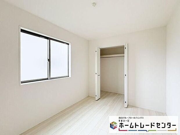 【リビング以外の居室】◆2階の各居室にはそれぞれ収納を完備！しっかりとした容量のスペースを確保しているので、お部屋は美しい空間を保てますね♪
