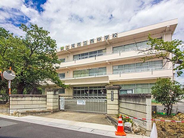 上尾市立西中学校(約1,100m)