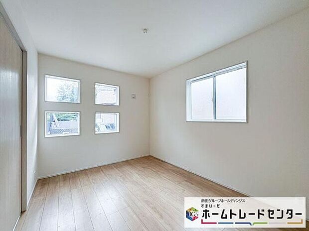【リビング以外の居室】◆居室のサッシにはペアガラスを採用、高い断熱性による省エネと結露対策に有効です。室内を快適な空間に代えてくれます。現地の通風や採光も実際にご確認下さいませ