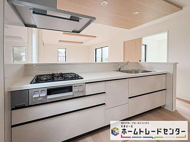 【キッチン】◆LDKはご家族みんなが揃う大切な空間です♪テーブルやソファ、カーテン選び、レイアウトを考えるのも楽しいですね♪笑顔溢れる楽しい暮らしをイメージしながらご見学ください♪