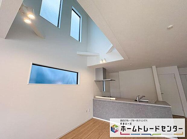 【リビング】◆大きな窓は遮音性に優れたペアガラスの窓となっています。リビングでたくさんはしゃいで遊んでも、お子様の声を気にしなくて大丈夫です♪
