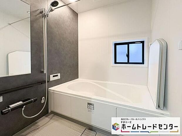 【浴室】◆毎日の疲れをいやす浴室は1坪タイプです。足を伸ばしてゆっくりとくつろげます。浴室暖房乾燥機も標準装備です♪