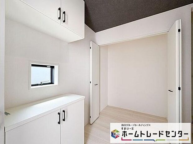 【玄関】◆お家で出会う人々を迎える玄関だからこそ、広々清潔感あふれる空間にしたいものです。採光・通風にも配慮された設計で毎日明るい空間をキープします♪