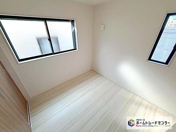 ☆ 洋室 ☆
充分な広さの収納を備え、採光良好な洋室は、快適空間。プライベートの時間もゆったりお寛ぎ頂けそうです。